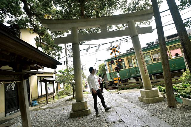 画像: 御霊神社 神奈川県鎌倉市坂ノ下4-9 祀られているのは鎌倉権五郎景政(かまくらごんごろうかげまさ)という神様で、まさにここ鎌倉に由縁のある神社。参道には踏切があり、江ノ電が通過する時は、鳥居の近くを電車が走るという珍しい光景が見られます。