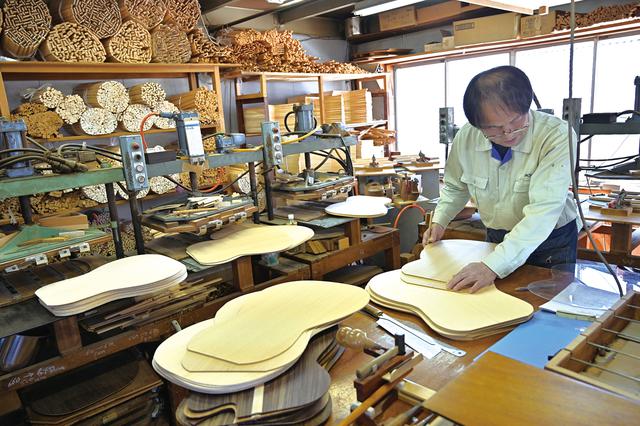 画像: 形は同じでも木目は全て違い、職人達はそれをしっかり見極めています。