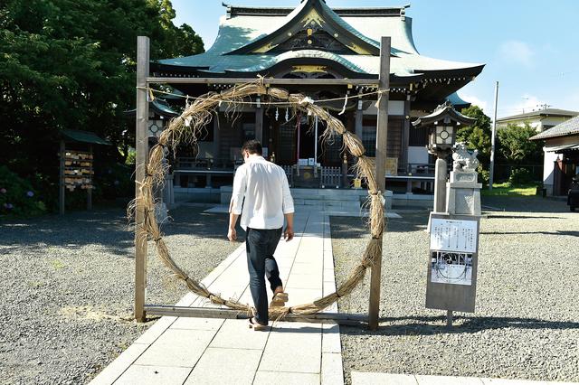 画像: 昨年の今頃、神社拝走記で訪れた神社にも茅ノ輪がありましたね。この丸いものが、一般的な形。