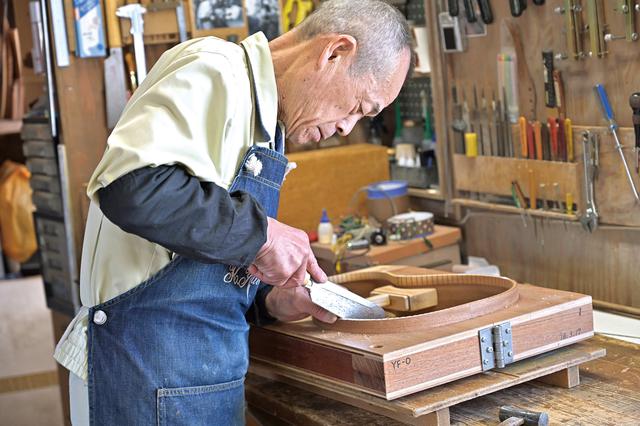 画像: 職人達は設計図などはほとんど見ずに手の感覚だけで作業していました。