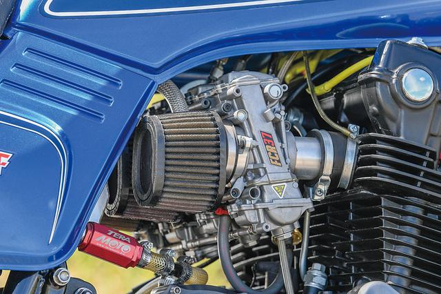 画像: キャブレターはFCRφ37mmをK&Nフィルターと組み合わせて装着。排気系はチタン4-1フルエキゾーストに変更。軽量化も見込んでいる。