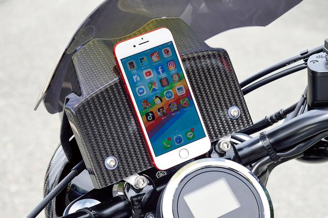 画像: 多目的プレートにスマートフォンを縦置きした例。強力な面ファスナーを双方に張って留めてある。ナビアプリ等を使うにも向いているかも。
