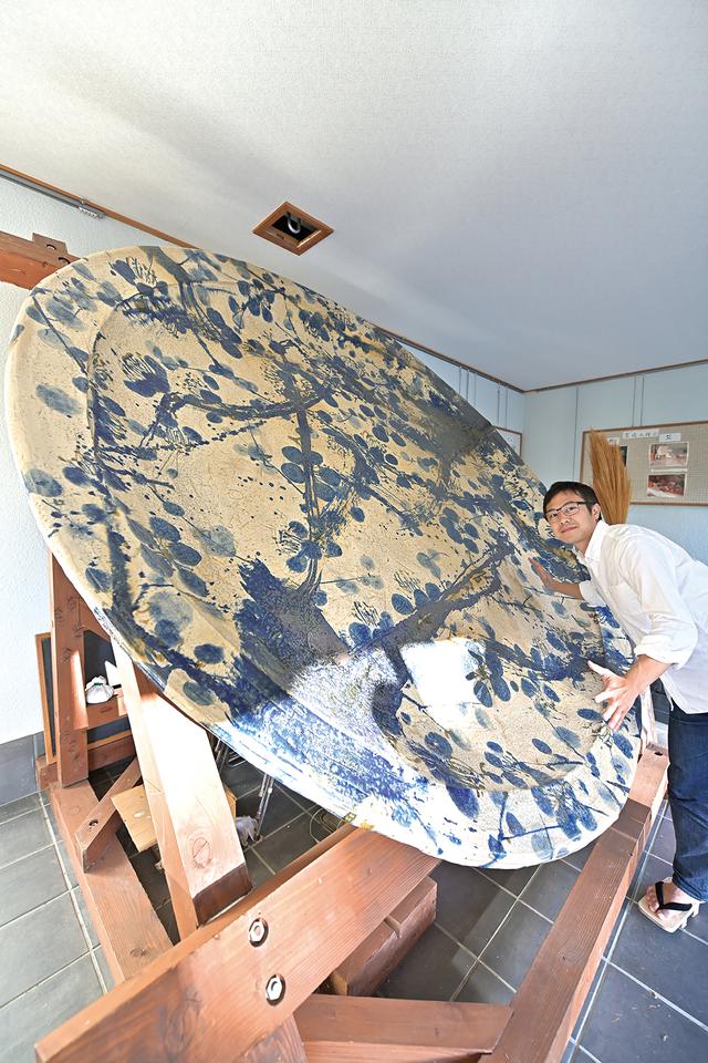 画像: 世界一の大皿 普段はガラス越しにしか見られない大皿。近くにある温泉の受付で鍵を借り、中へ入ることが出来ます。何人前の食べ物が乗るんだろうか… と、そればっかりが気になります(笑)。