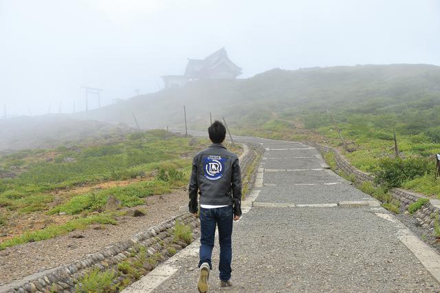 画像: レストハウスから更に100m歩くと、山頂へたどり着きます。奥宮は、その山頂に鎮座しています。