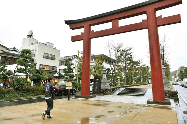 画像: 至るところで歴史を感じる街、鎌倉。神社から離れた駅の近くにも、鎌倉八幡宮の鳥居が建っています。