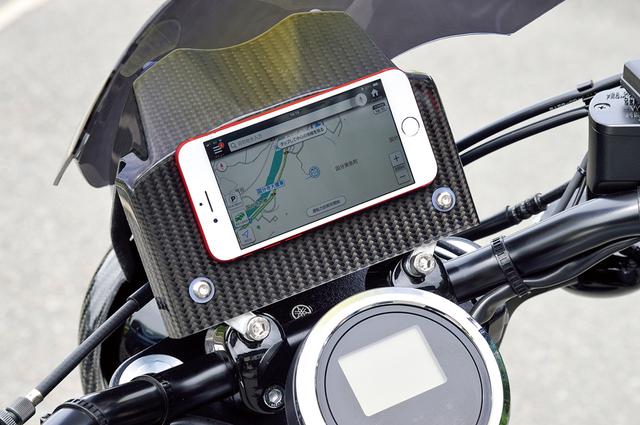 画像: こちらは多目的プレートにスマートフォンを横置きした例だ。多目的プレートはこのサイズ感だから、追加メーターを置くなど、多彩なアイデアで活用できるだろう。