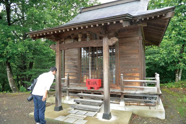 画像: こけし神社こと、小野宮惟喬親王神社(おのみやこれたかしんのうじんじゃ)。木地師という木工技術に長けた人たちが信仰した神社です。近畿に本社があるので、この地域のルーツが都から来たことが、この神社の存在からわかります。