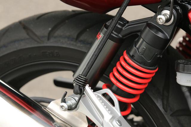 画像: マフラー側にのみ、タンデムステップのそばにも同じ荷掛フックが備わっています。