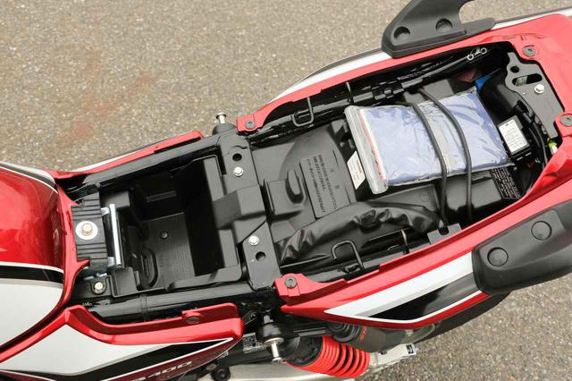 画像2: CB400SFのシートの中をチェック!