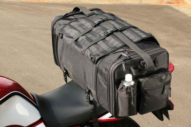 画像: 70Lのシートバッグは、日本のバイク用品メーカーでは最大級。座面の広さがここで本領を発揮。いい感じに固定でき不安はありませんでした。ちょっと前寄りに座ることになり、窮屈さは感じましたが。