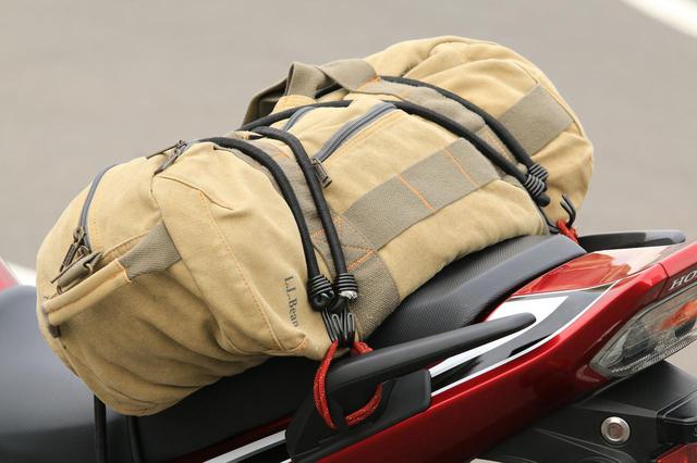 画像: 積んでいるバッグはバイク用の製品ではありません。幅は約55cm。容量は30Lほどだと思います。