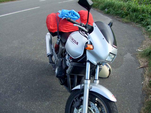 画像: 愛車のSR400が札幌で調子を落としレッドバロンに駆け込みました。そのとき代車として借していただいたCB400SF。カウルの付いたバージョンRです。