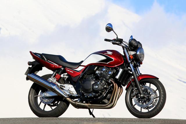 画像: Honda CB400 SUPER FOUR 総排気量:399cc/税込価格:88万4,400円/91万7,400円/92万8,400円 (価格はカラーにより異なります。写真のキャンディークロモスフィアレッドは92万8,400円)