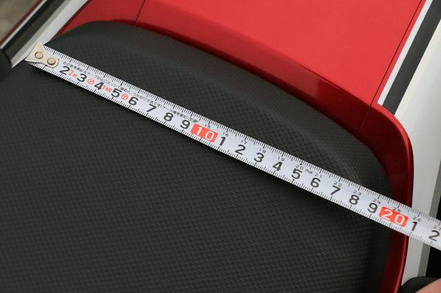 画像: リアシート後方の幅は約20cm