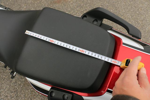 画像: 前後は約27cm。徐々に後ろ側が細くはなるものの、四角くて荷物は載せやすくなっています。