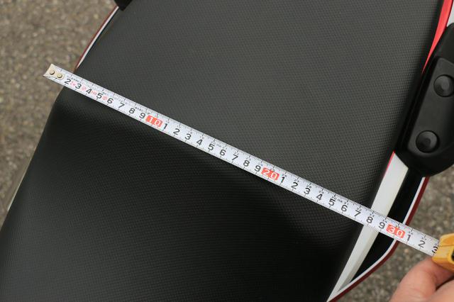 画像: リアシート前方の幅は約27cm