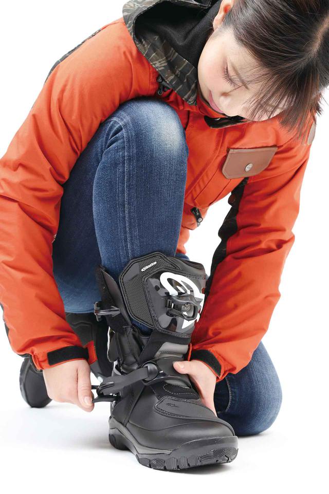 画像: ブーツインでジーンズと組み合わせても自然な感じ。高さはちょうとスネの真ん中あたりだ。