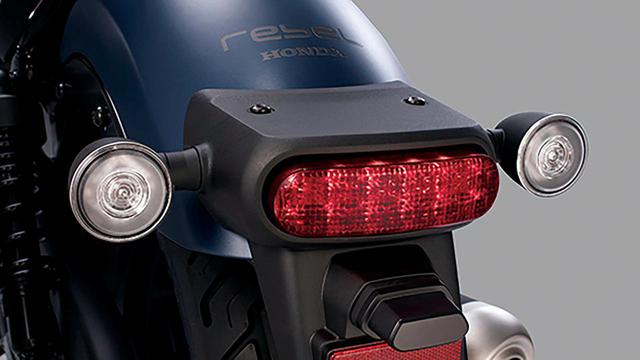 画像: 高輝度LEDを採用したテールランプは、従来モデルよりも少し低い位置にマウントされ、ウインカーと同じ高さになった。コンパクトな印象だ。