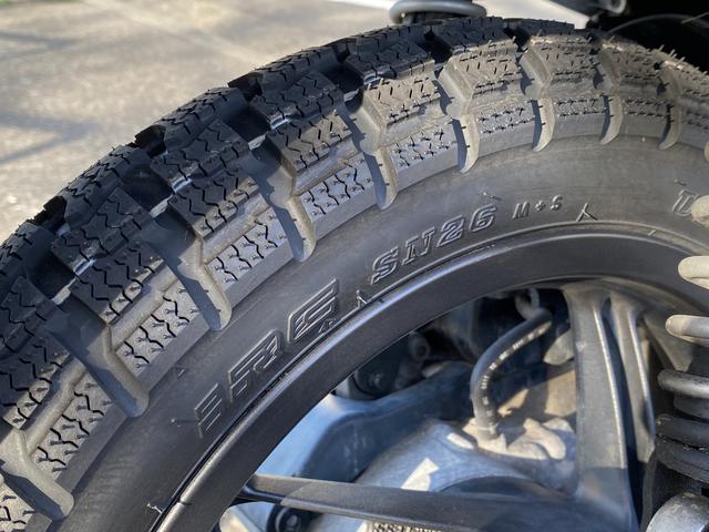 画像: そしてタイヤはIRCのスノータイヤ「SN26」。走行テストは終わったのですが、普段の街乗りでも違和感の無い乗り心地なので、そのまま使い続けています。