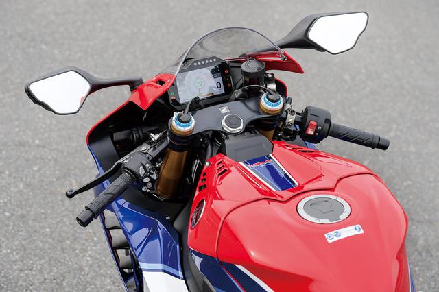 画像: ライダーが伏せた際のことを考慮して、タンク上面には大きなくぼみが設けられている。左右にはRC213V-Sを想わせるスリットが。