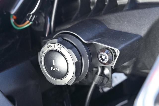 画像: 新型RR-Rは全車スマートキーを採用。イグニッションボタンは左前方にあり、OFFの際はボタンの周囲にあるリングをひねる。