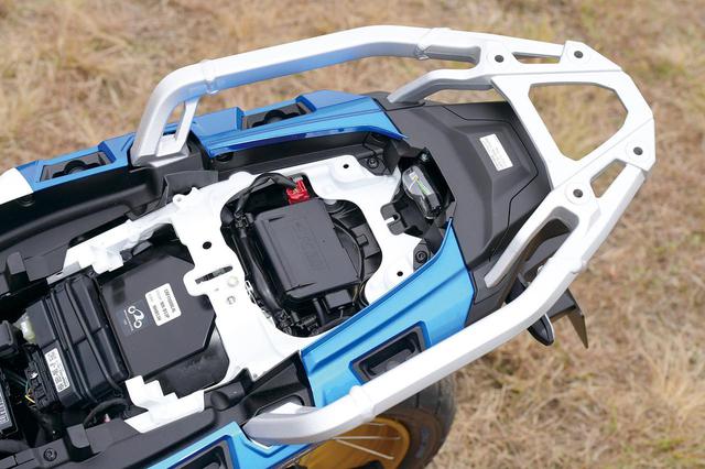 画像: シート下にはETC2.0車載器を標準装備、ロングランも快適にこなせる。リアキャリアはアルミの堅牢なものが標準となる。
