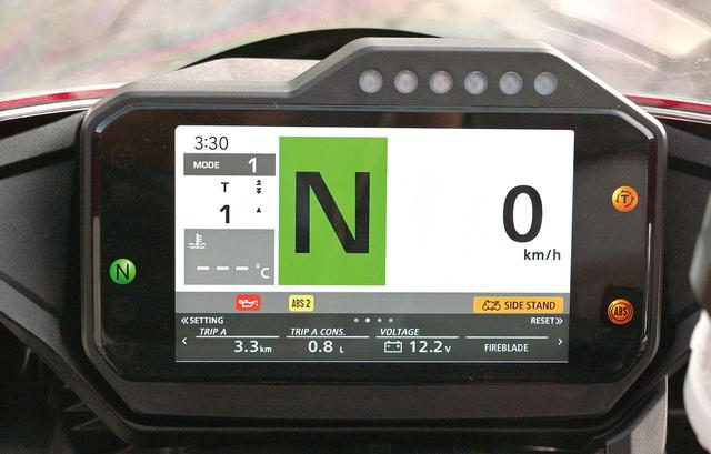 画像: タコメーター表示を消し、速度とギア表示としたモード。市街地やツーリング時向け。