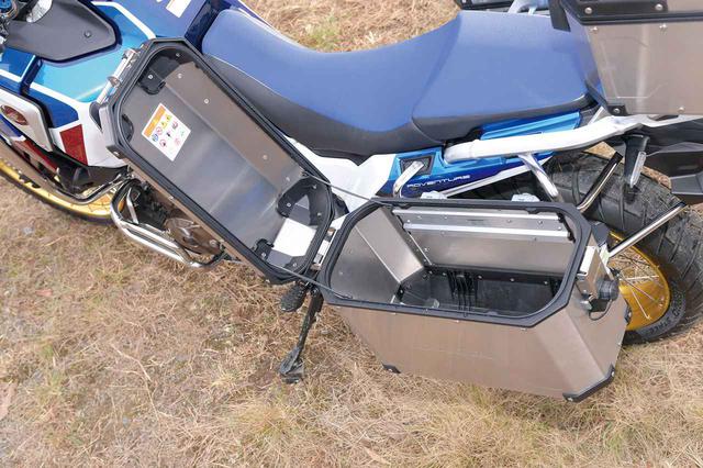 画像: GIVIのアルミパニアケースは左が約37L、右が約33L容量。ワンキーシステムも採用されている。価格は各7万7000円(ステー別)。