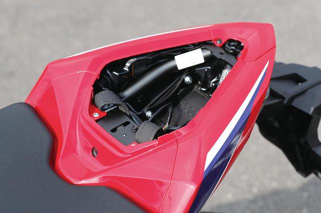 画像: テールカウルが小さいので収納スペースは気持ち程度。それでも、ETC車載器ぐらいは収められそうだ。