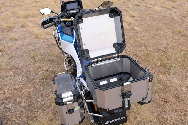 画像: 42Lのトップボックスはフルフェイスを1個収納可能。堅牢なアルミ製で、ワンキーシステムにも対応。7万7000円。