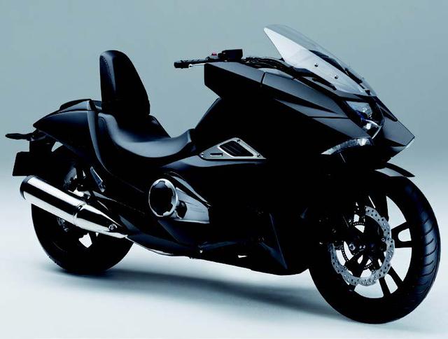 画像: ●水冷4ストOHC4バルブ並列2気筒●745cc●54PS/6250rpm●6.9kg-m/4750rpm●245kg(01)/255kg(02)●120/70ZR18・200/50ZR17●99万9000円(01)/116万1000円(02)