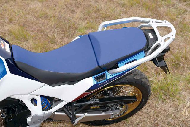 画像: シートは工具不要で高さを2段階に調節可能。標準シートは810/830mmが選べ、オプションで25mm低いローシートも用意される。
