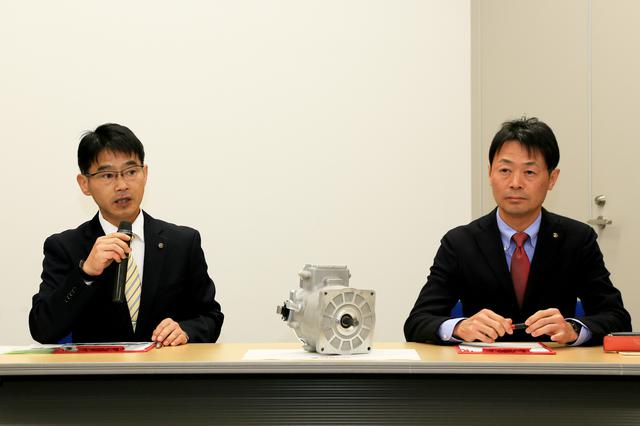画像: 左は今回のプロジェクトリーダー、ヤマハ発動機株式会社・モビリティ技術本部の原田浩之さん。右は開発担当の、同モビリティ技術本部の原 隆さん。