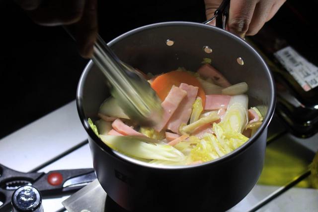 画像: 野菜とベーコンを炒めて……