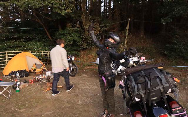 画像: 「着いたぞー!私着いたぞー!」と叫ぶステラさん、無視する松本先輩。このときすでに設営完了。料理もほとんどできていました。まあ、無事着いてよかった。愛車はヤマハ ドラッグスター400クラシック。