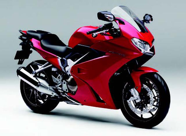 画像: ●水冷4ストDOHC4バルブV型4気筒●781㏄●105PS/10250rpm●7.6㎏-m/8500rpm●242㎏●120/70ZR17・180/55ZR17●135万円