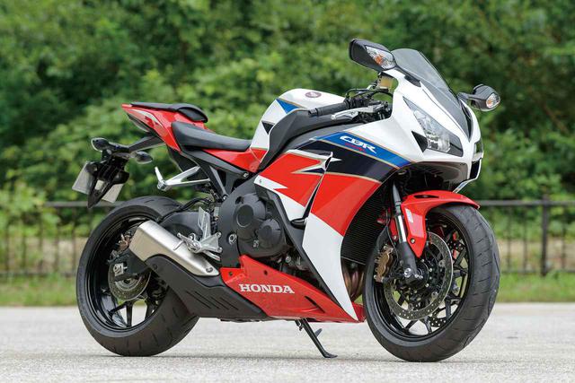 画像: Honda CBR1000RR (SC59) 2016年夏に試乗したSC59型。2008年にフルモデルチェンジで登場した2代目CBR1000RRはパワーアップや車体の軽量化、足回りの変更など熟成が重ねられ、年を追うごとにポテンシャルアップ。2014年2月には、スポーツライディングの楽しみを追求したSPが追加された。 【全長×全幅×全高】2075×720×1135㎜ 【ホイールベース】1410㎜ 【シート高】820㎜ 【車両重量】202kg【エンジン形式】水冷4ストDOHC4バルブ直列4気筒 【総排気量】999cc 【ボア×ストローク】76.0×55.1㎜【圧縮比】12.3 【最高出力】123PS/9500rpm 【最大トルク】9.9kg-m/8500rpm 【燃料タンク容量】17L 【キャスター角】23゜30′ 【トレール量】96㎜ 【ブレーキ形式 前・後】ダブルディスク・ディスク 【タイヤサイズ 前・後】120/70ZR17・190/50ZR17