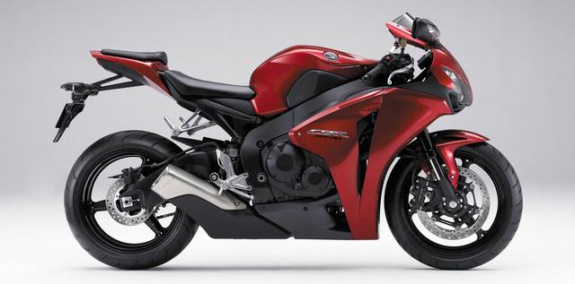 画像: フルモデルチェンジでSC59型に進化。シリンダーヘッドの小型化などにより、エンジン単体で約2.5kg、全体で5㎏の軽量化を実現。コンパクトなフレームにより一層のマスの集中化が図られている。2009年2月に電子制御式コンバインドABS搭載モデルも追加。