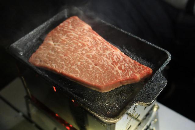画像: まあ、この後、肉を焼いたりもしたんですがね……。焼き台は 笑's のB6君 。『ゆるキャン△』に感化された松本先輩の愛用品です。