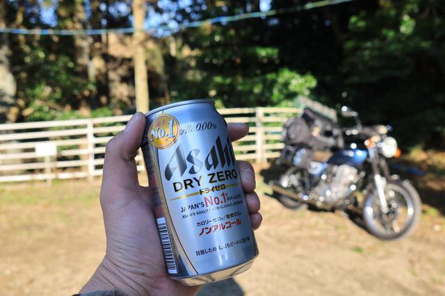 画像: キャンプサイトに一番乗りでした。着くなりビールを開けます。まだみんな来る前なので、ノンアルですが。 ……しかし美味い! 飲み干すまでの時間、わずか50秒!