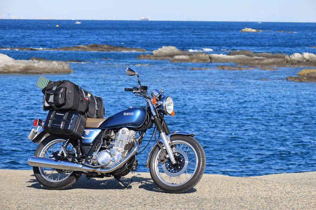 画像: 今回、僕西野はヤマハSR400で参加。ブルーの塗装が美しい現行モデルです。ノーマル状態でもこれだけの荷物を積めちゃうところに歴史を感じます。