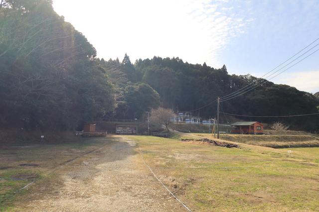 画像: キャンプ地は、温泉宿に併設された千葉県勝浦市の「勝浦つるんつるん温泉キャンプ場」。冬季も営業していて、直火OK・乗り入れOK・しかも薪が無料。料金は1区画5000円、電源サイトは6000円。ソロツーリングでは使いにくいですが、3~4人なら割安になります。通常800円の温泉が400円で利用できる特典付き。