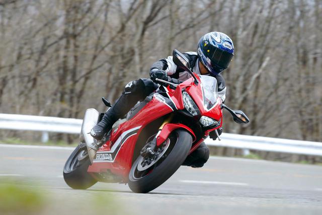 画像: Honda CBR1000RR (SC77) 2017年春と2018年にも2回試乗した現行型のSC77型。2017年にフルモデルチェンジで登場し、CBR1000RRとしては3代目にあたる。192馬力という大幅なパワーアップがなされ、もはやCBR1000RRの永遠の命題である車体の軽量化も実現。SC77型にもSPをラインアップ。 【全長×全幅×全高】2065×720×1125㎜ 【ホイールベース】1405㎜ 【シート高】820㎜ 【車両重量】196kg【エンジン形式】水冷4ストDOHC4バルブ直列4気筒 【総排気量】999cc 【ボア×ストローク】76.0×55.1㎜【圧縮比】13.0 【最高出力】192PS/13000rpm 【最大トルク】11.6kg-m/11000rpm 【燃料タンク容量】16L 【キャスター角】23゜20′ 【トレール量】96㎜ 【ブレーキ形式 前・後】ダブルディスク・ディスク 【タイヤサイズ 前・後】120/70ZR17・190/50ZR17