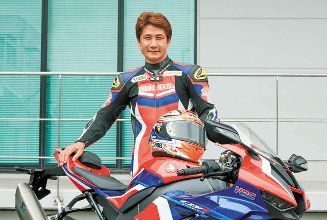 画像: 新型RR-Rの開発ライダーを務めた伊藤真一さん。「主戦場はサーキットであり、レースシーンで圧倒的なパフォーマンスを発揮するという、シンプルですが究極の目標を掲げたことに、ホンダのDNAを感じました。CBRの良いところを伸ばし、ネガは徹底的に排除する。突出した何かではなく、多くの改良点の積み重ねが、全体的にマシン性能を引き上げ、劇的な進化に繋がったと思います」