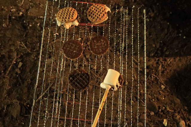 画像: 『ゆるキャン△』に出てきた「スモア」にも挑戦しました。チョコビスケットに焼きマシュマロを挟むだけのはずなのですが、予想以上に難しくグダグダに。