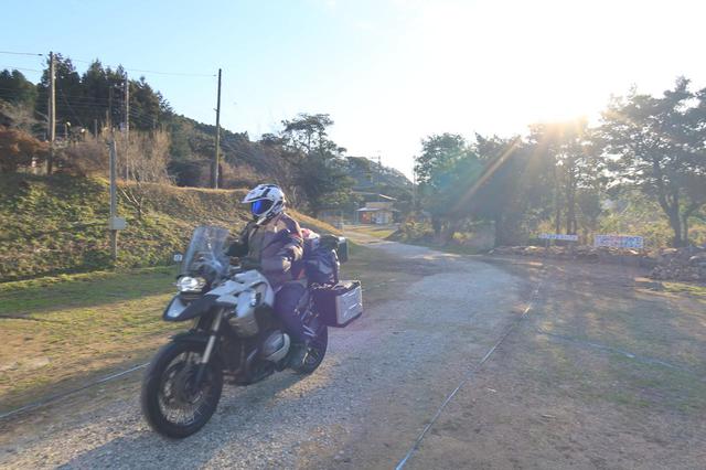 画像: 16時ごろ、月刊オートバイ副編集長の松本先輩が自慢の愛車BMW R1200GSを駆ってご到着。それにしてもフルパッキングですな。