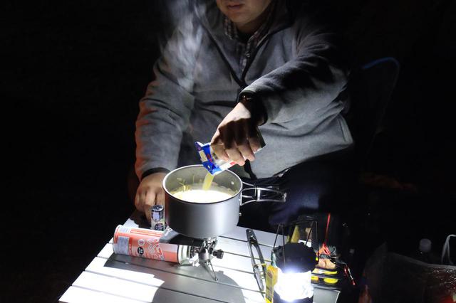 画像: 半分に折ったパスタと、牛乳をドボドボ入れたら……