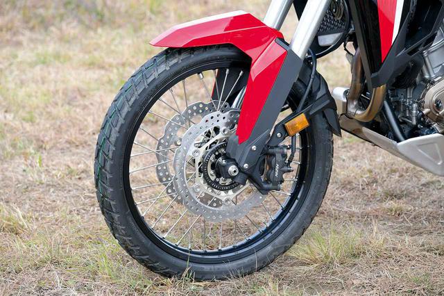 画像: フロントフォークはフルアジャスタブル。撮影車の装着タイヤはブリヂストンのAX41。