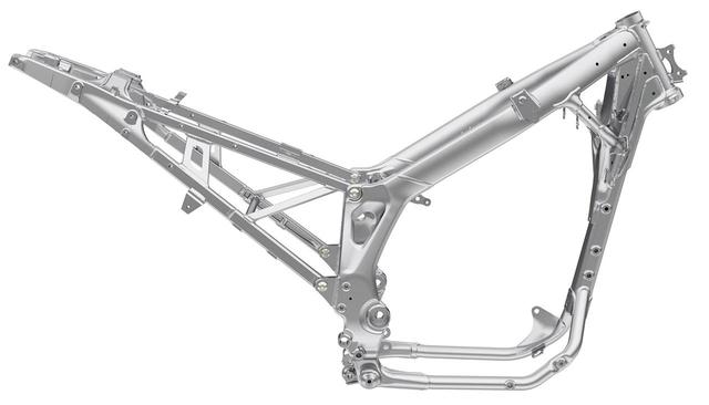 画像: 整備性を考慮して、今回からフレームはCRF450と同じく前後別体式になった。