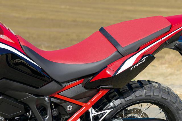 画像: トレール車のロングシートのようなデザインだが、シートは2ピース。こちらも工具不要で高さを830/810㎜に2段階調整可能。